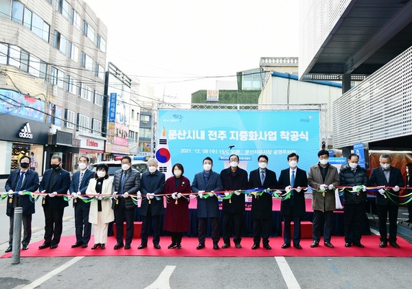 파주시는 101억원을 들여 문산시내 1㎞ 구간의 전봇대를 지하에 매설하는 등 보행로 확·포장과 가로등을 LED로 전면 교체해 내년 상반기 완료할 계획이다. (사진제공=파주시청)