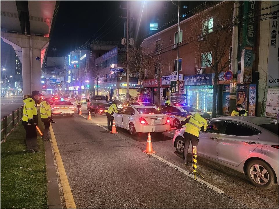 경기북부경찰청이 지난 9일 오후 10시부터 2시간 동안 음주운전 단속을 펼친 결과 12명을 적발했다. (사진제공=경기북부경찰청)