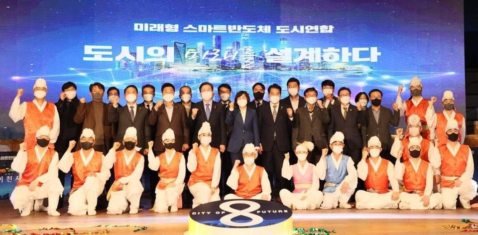 용인시를 비롯한 수원·성남·화성·안성·평택·이천·오산시 등 8개 도시 시민들은 지난 10일 안성시 보개면 안성맞춤랜드 남사당공연장에서 Aero-K 항공과 항공권 할인 협약을 맺었다. (사진=백군기 용인시장 페이스북)