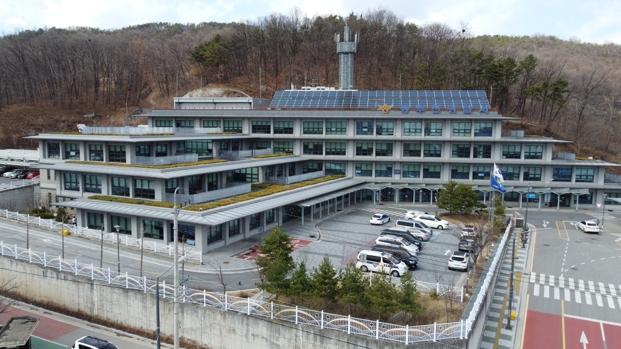 동두천경찰서는 지난 8일 오후 11시께 차량을 몰고가다 상가로 돌진해 상가 일부를 파손시킨 30대 운전자 A씨를 달아난 지 3일 만에 검거했다. 사진은 동두천경찰서 전경. (사진=중앙신문 DB)