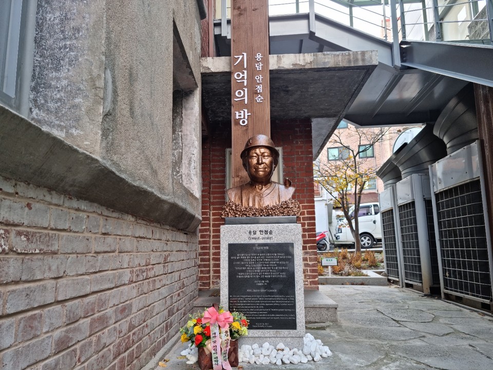 수원 평화나비가 지정기탁한 ‘용담 안점순 기림비’는 안점순 할머니의 생애를 새긴 좌대 위에 할머니의 흉상을 얹은 조형물이다.