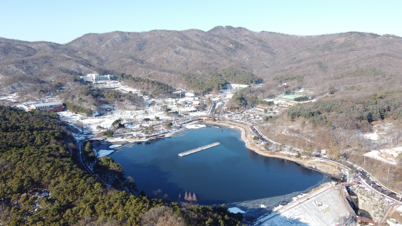 19일 오전 10시께 전날 밤과 새벽에 내린 흰 눈으로 이천설봉호수가 색다른 모습을 하고 있다. (사진=송석원 기자)