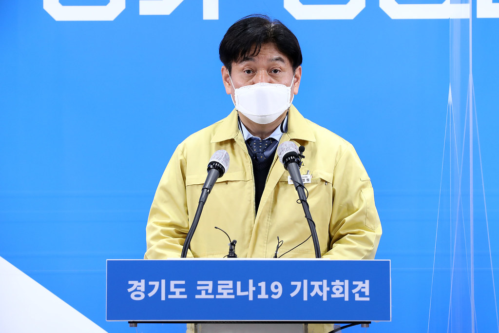 21일 오후 류영철 경기도 보건건강국장은 정례 기자회견을 열고 3차접종이 효과가 나타나고 있다며 대상자는 적극적으로 참여해달라고 당부했다. (사진제공=경기도청)