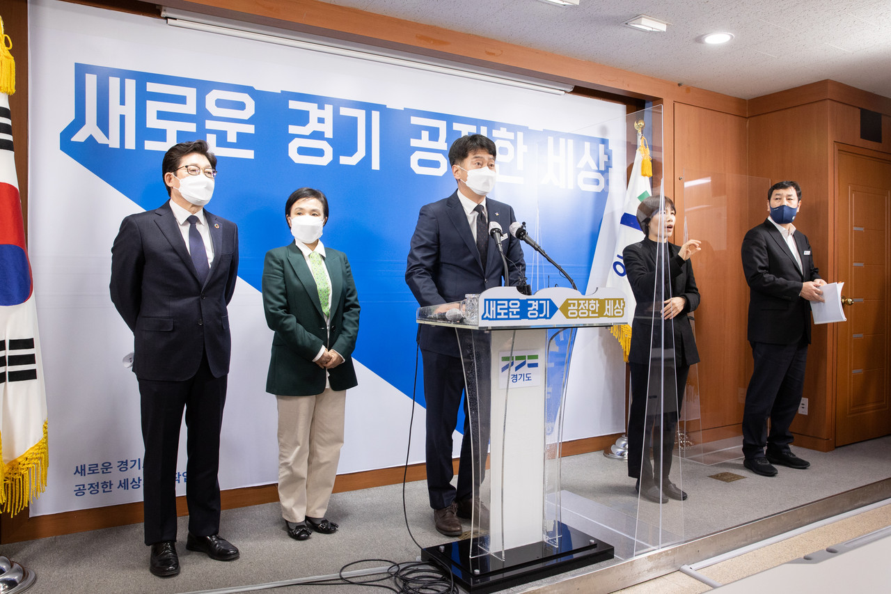 22일 오후 경기도 기후대응 산업전환 특별위원회가 경기도형 탄소중립 선도사업에 대해 발표하고 있다. 왼쪽부터 조명래 공동위원장，강금실 공동위원장，정도영 경제기획관，수화통역사，박성남 환경국장. (사진제공=경기도청)