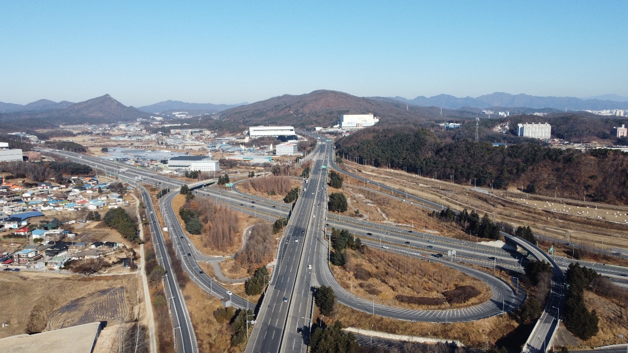 크리스마스 다음날인 26일 오전 10시 30분께 영동고속도로와 중부고속도로가 만나는 호법분기점 양방향에서 대체로 원활한 교통 흐름을 보이고 있다. (사진=송석원 기자)