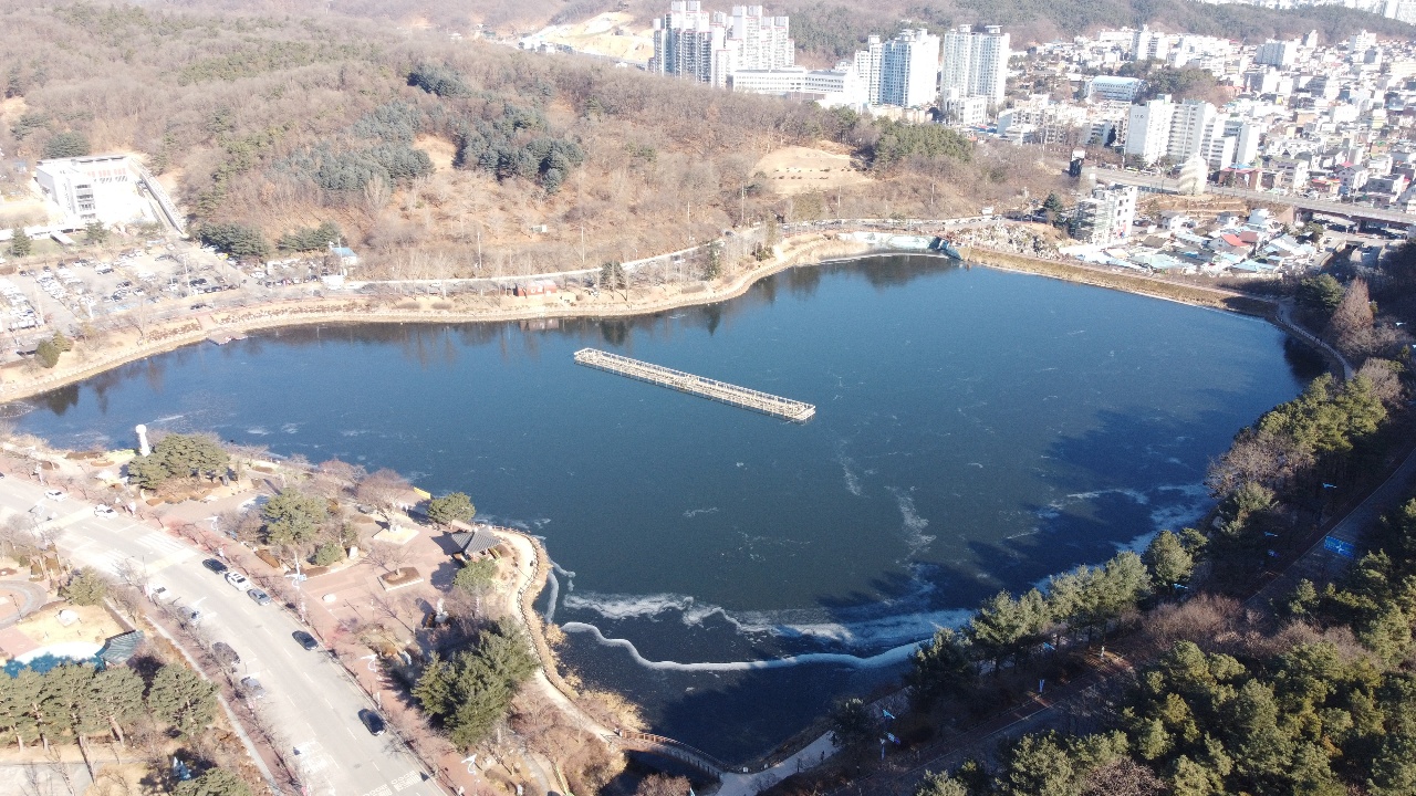 ​​​​​​​올겨울 들어 가장 추운 날씨를 보인 26일 오전 11시 20분께 설봉공원 가장자리에 얼음이 두텁게 얼었다. (사진=송석원 기자)