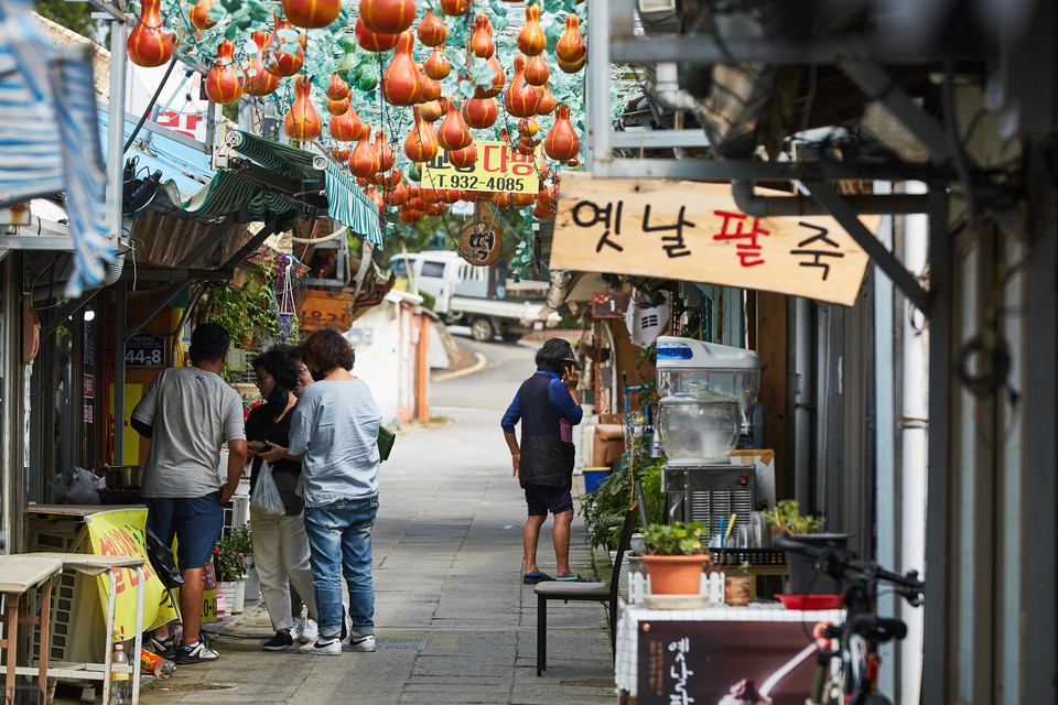 대룡시장에서는 교동도의 명물인 꽈배기, 팥죽,