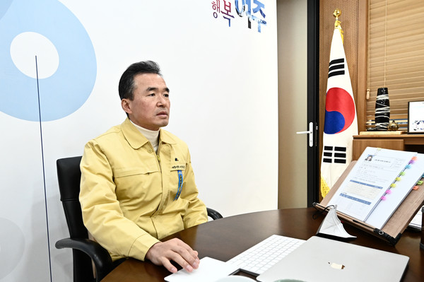 27일 이항진 여주시장이 비대면으로 정례 브리핑을 진행하고 있다. (사진제공=여주시청)