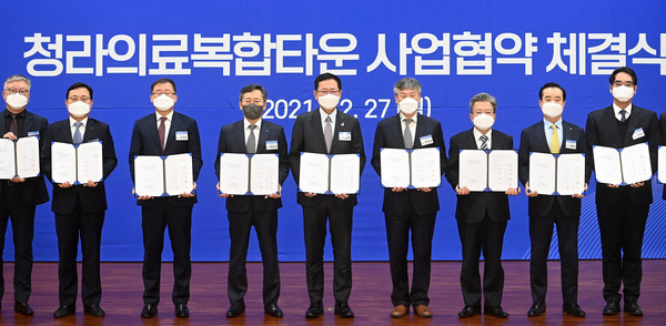 박남춘 인천시장이 27일 서구 로봇랜드에서 열린 ‘청라의료복합타운 사업협약 체결식’을 마치고 기념촬영을 하고 있다.  (사진제공=인천시청)