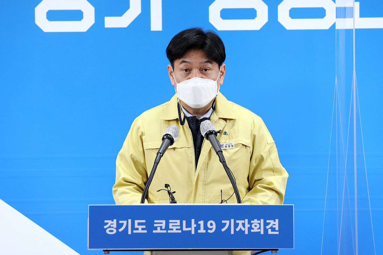 28일 오후 류영철 경기도 보건건강국장은 3차 접종률이 높아짐에 따라 신규 확진자가 지난 10월 이후 2달여 만에 감소세로 돌아섰다고 설명하고 있다. (사진제공=경기도청)