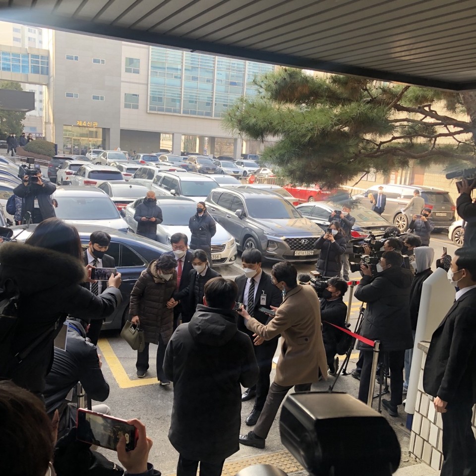 통장잔고증명서를 위조한 혐의(사문서위조 등)로 기소된 윤석열 국민의힘 대선후보의 장모 최모(75)씨가 23일 법정을 들어서고 있다. 이날 최모씨는 실형을 선고받았다. (사진=김유정 기자)