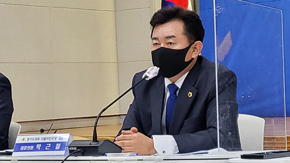 29일 경기도의회 대회의실에서 열린 ‘교섭단체 더불어민주당 언론인과의 대화’에서 박근철 대표의원이 인사말을 하고 있다. (사진=김유정기자)