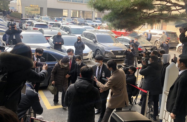 통장잔고증명서를 위조한 혐의로 기소된 윤석열 국민의힘 대선후보의 장모 최모(75)씨가 지난 23일 법정을 들어서고 있다. (사진=김유정 기자)