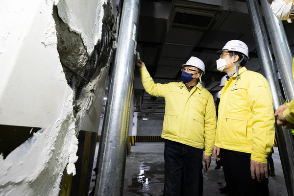 오병권 경기도지사 권한대행은 2일 고양시 일산동구 마두동 지반침하 현장점검을 하고 있다. (사진제공=경기도청)