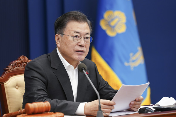사진은 문재인 대통령이 청와대 여민관에서 새해들어 첫 번째로 열린 영상국무회의에서 모두 발언을 하고 있는 모습. (사진제공=청와대)