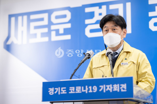 류영철 경기도 보건건강국장은 4일 코로나19 대응 정례 기자회견을 열고 “병상은 총 4186개로, 이 가운데 1841병상을 사용하고 있어 병상 가동률은 44%”라고 말했다. 사진은 경기도청 전경. (사진=중앙신문DB)