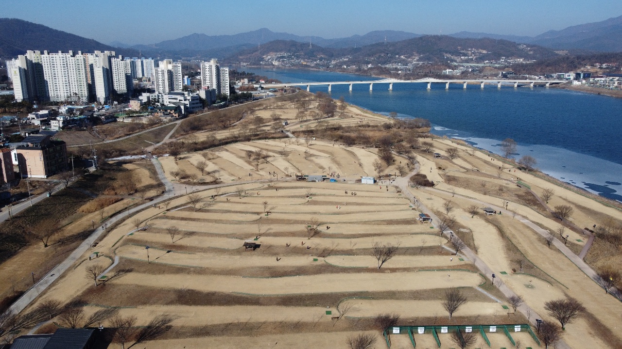 양평파크골프장을 찾은 많은 골퍼들이 추운 날씨에도 라운딩 즐기기에 여념이 없다. 6일 목요일인 오늘 경기·인천지역은 대체로 맑겠고, 대기가 매우 건조하겠다. (사진=장은기 기자)