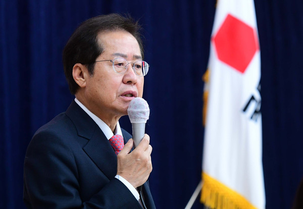 국민의힘 홍준표 의원은 윤석열 후보의 지지율 하락 원인을 측근들의 준동과 후보의 역량 부족, 가족 비리로 인한 것이라고 말해 주목된다. (사진=중앙신문DB)
