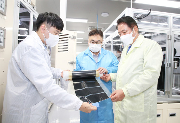 안양시가 금년도 중소기업육성자금 1000억원과 특례보증 지원금 75억원 포함 1075억원을 중소기업 경영안정화에 투입한다고 밝혔다. 사진은 최대호 시장(오른쪽) 기업체 방문 모습. (사진제공=안양시청)