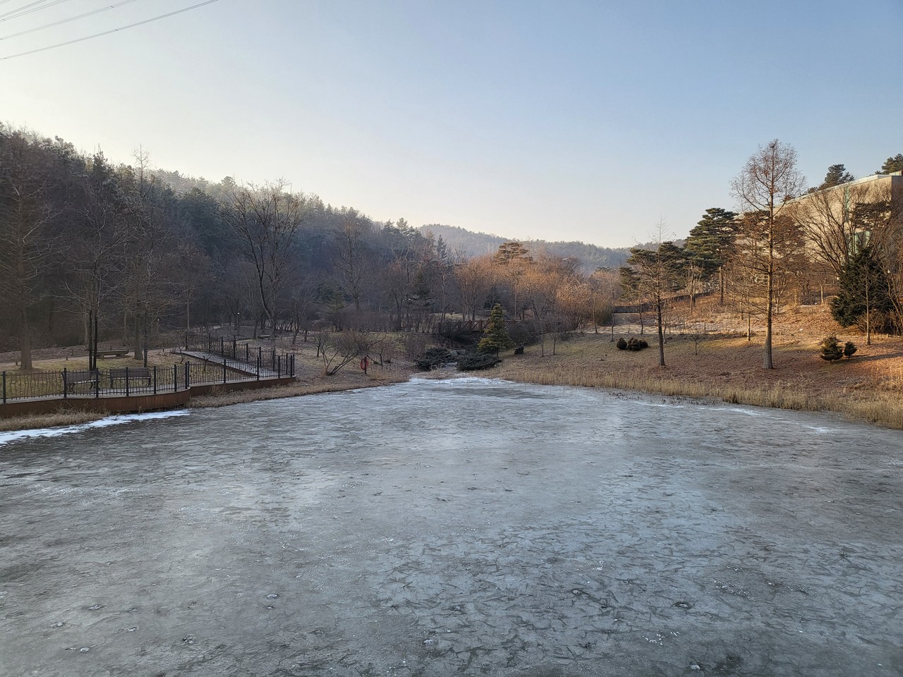 여주 황학산수목원 매룡지 연못이 추운 날씨에 꽁꽁 얼어있다. 14일 금요일인 오늘 경기·인천지역은 아침 기온이 영하 10도 밑으로 떨어져 춥겠고, 오후부터 차츰 기온이 오르겠다. (사진=김광섭 기자)