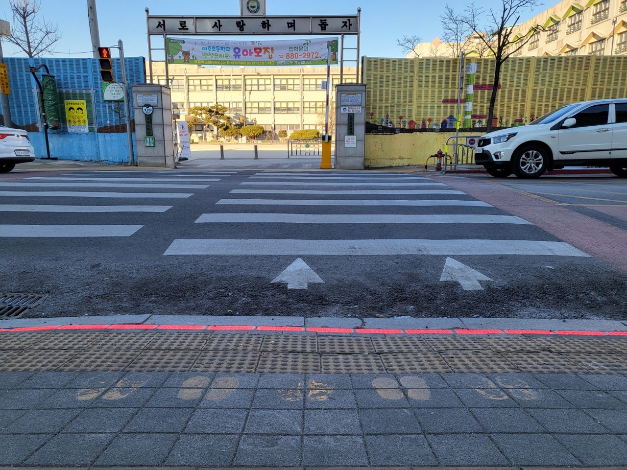 스마트폰을 보면서 보행하는 일명 '스몸비(Smombie, 스마트폰과 좀비의 합성어)'족으로 인해 교통사고 위험이 갈수록 늘어나자, 수도권 각 지자체들이 대책 마련에 나섰다. 사진은 14일 오후로 최근 여주시가 여주초등학교 앞 횡단보도에 설치한 바닥신호등. (사진=김광섭 기자)