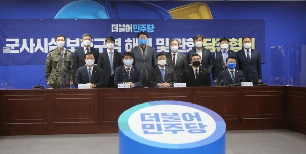 파주시 ‘군사시설 보호구역 중 축구장 면적(7140㎡)의 약 700배 규모인 497만 9153.6㎡의 보호구역이 해제돼 각종 지역개발 사업에 청신호가 켜졌다. 사진은 당정협의 직후 기념촬영 모습. (사진제공=박정 의원실)