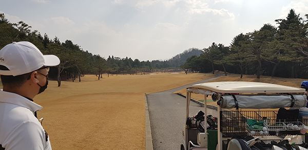 7일 경기도 광주의 한 골프장을 찾은 플레이어가 마스크를 쓴채 골프를 즐기고 있다. 이날 미세먼지 농도는 보통수준을 보였다. 2016.03.07 (사진=장은기 기자)