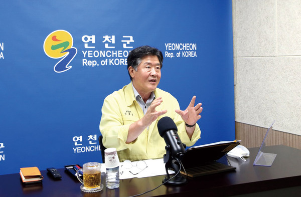 김광철 연천군수는 19일 독일 바이에른주 올리버 베아 호프군수와 화상회의를 실시했다. (사진제공=연천군청)