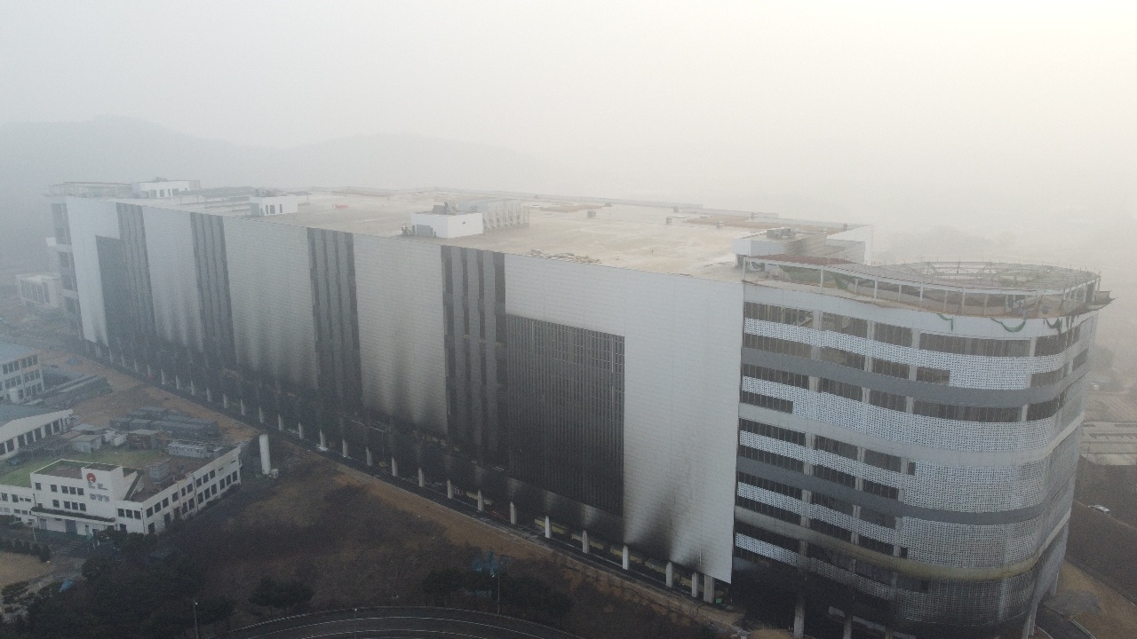 아침 안개와 미세먼지가 심했던 9일 오전 물류센터 건물 앞쪽이 화마에 그을려진 모습을 하고 있다. (사진=김종대 기자)