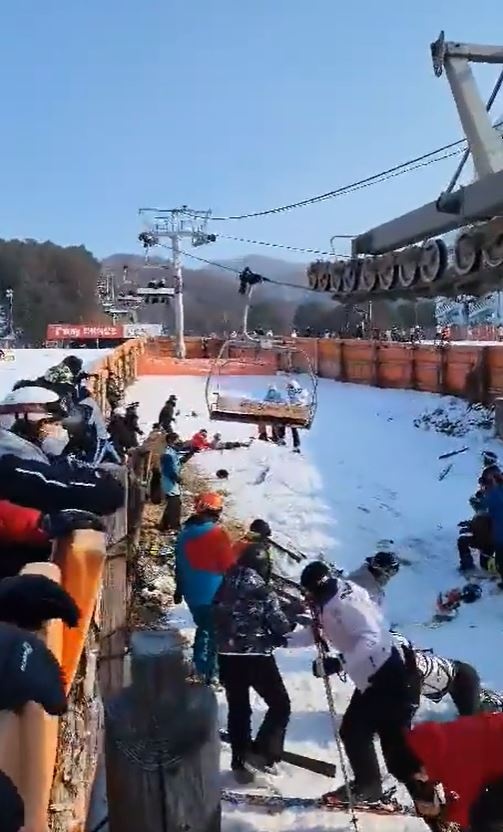 22일 오후 3시께 포천시 베어스타운 스키장 상급자코스 리프트가 역주행하는 사고가 났다. (사진=sns캡쳐)