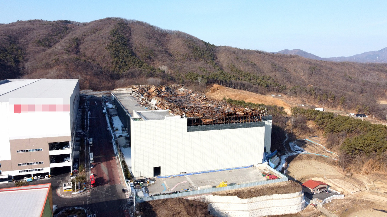 지난해 6월 엿새간 불타오른 대형화재로 엄청난 재산피해와 함께 소방 구조대장의 목숨을 앗아간 이천시 쿠팡 덕평물류센터가 조만간 해체작업에 착수할 것으로 보인다. (사진=송석원 기자)