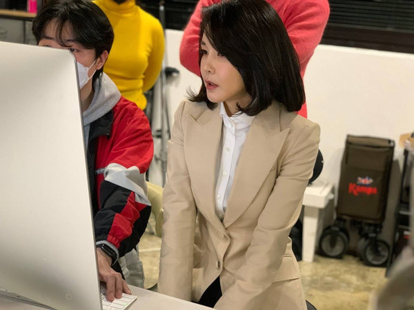 사진은 국민의힘 윤석열 대선후보 부인 김건희 코바나컨텐츠 대표 팬클럽 '건희 사랑' 회장인 강신업 변호사가 자신의 페이스북에 공개 등장 임박을 알리며 최근 스튜디오에서 찍힌 사진 모습. (사진=강신업 변호사 페이스북 캡처)