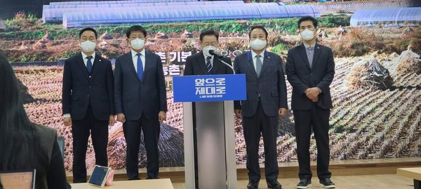 이재명 민주당 대선 후보는 25일 오전 포천시 농업기술센터를 방문한 가운데 기자회견을 통해 “농어촌 거주 주민들에게 1인당 100만원 이내의 농어촌 기본소득을 지급하겠다”고 밝혔다. (사진제공=포천시청)