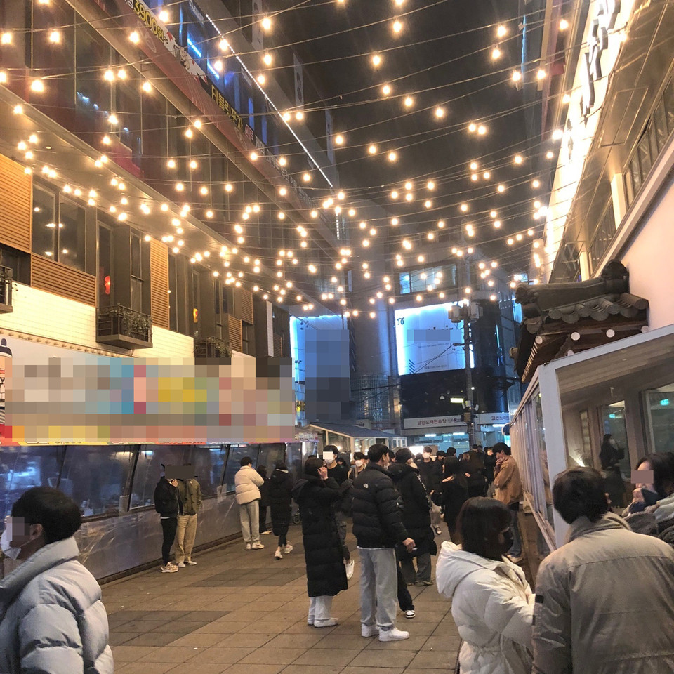 처음으로 1만명대 확진자를 기록한 25일 밤 9시께 노원역 상가거리 일대의 모습. (사진=차영환 기자)