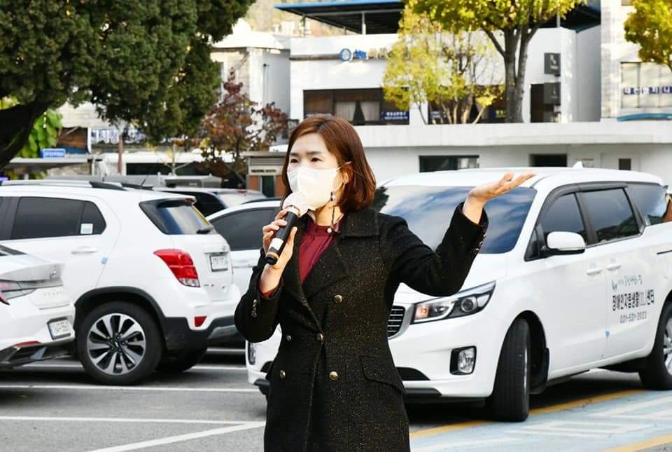 손세화(37) 포천시의회 의원이 의장 자리를 되찾았다. 사진은 한 행사에 참석해 발언하고 있는 손세화 의장. (사진=손세화 의장 페이스북)