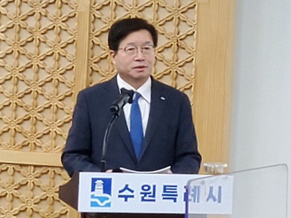 염태영 시장은 27일 오전 시청 중회의실에서 가진 수원특례시 신년 기자 인사회에서 민선 5·6·7기 동안의 소회를 밝히고 있다. (사진=권영복기자)