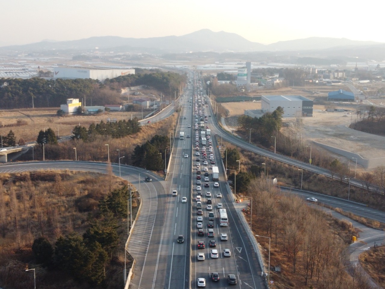 28일 오후 4시 45분께 중부고속도로 호법JC에서 대전방향으로 내려가는 차량들이 몰리면서 정체를 빚고 있다. (사진=허찬회 기자)