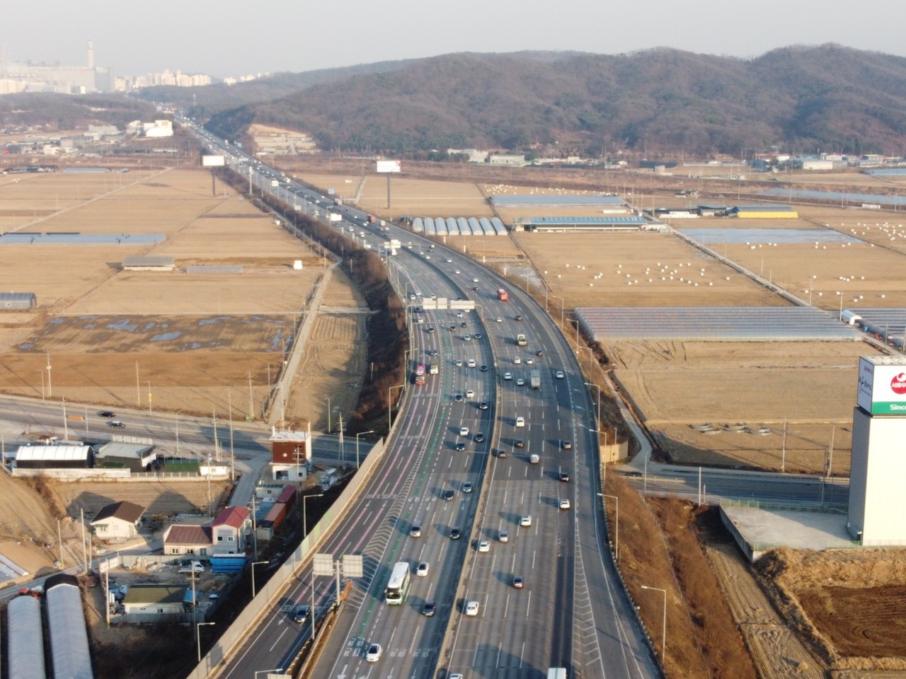 28일 오후 4시 45분께 영동고속도로 호법JC에서 상.하행선 모두 차량통행이 늘어나고 있다. (사진=허찬회 기자)