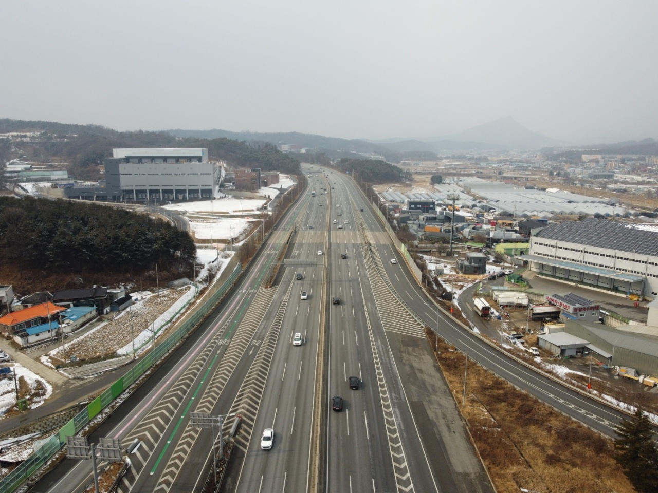설날인 1일 오후 2시께 영동고속도로 호법분기점 인근 용인방향 차량들이 원할한 흐름을 보이고 있다. (사진=허찬회 기자)