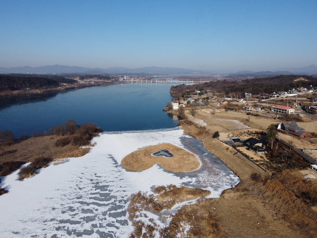 6일 오전 10시께 여주 현암동 남한강 하트섬이 설날에 내린 눈과 함께 얼어 있어 색다른 모습을 하고 있다. (사진=김광섭 기자)