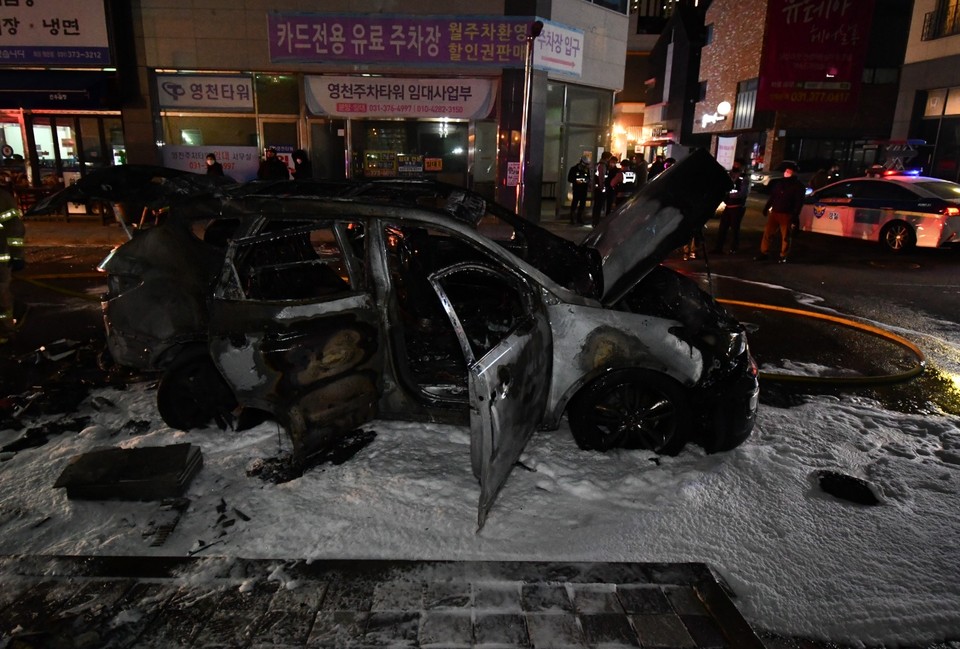 지난 6일 오후 7시45분께 화성시 영천동의 편의점 앞 도로에 정차 중이던 SUV차량에서 불이 났다. (사진제공=경기도소방재난본부)