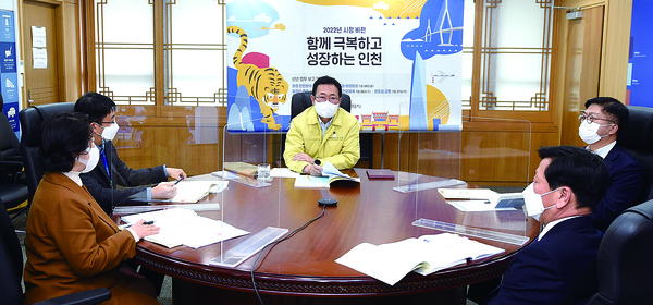 박남춘 인천광역시장이 7일 시청 접견실에서 열린 '복지·가족·건강·체육분야 신년 업무보고회'에서 인사말을 하고 있다. (사진제공=인천시청)