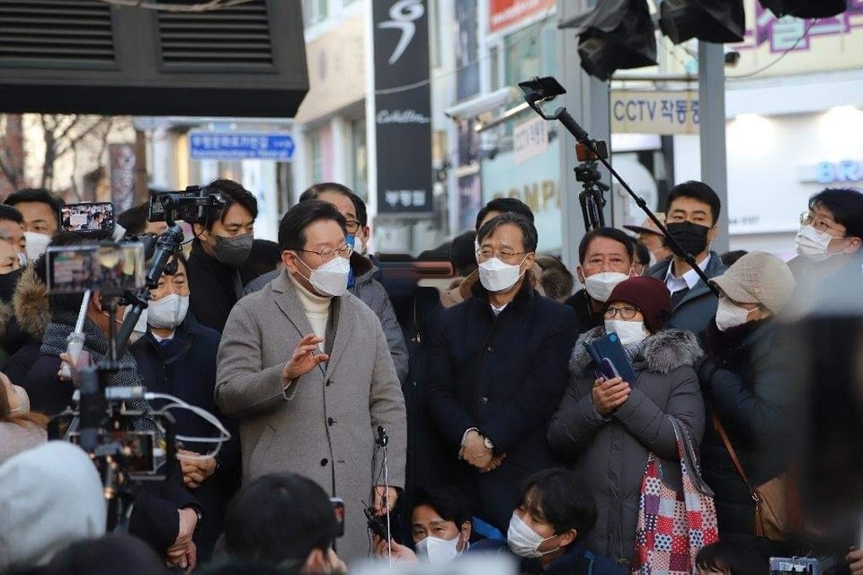이재명 대선후보가 지난달 14일 인천 부평구 문화의 거리를 방문해 시민들과 함께 하고 있다. (사진=유동수 국회의원 페이스북)