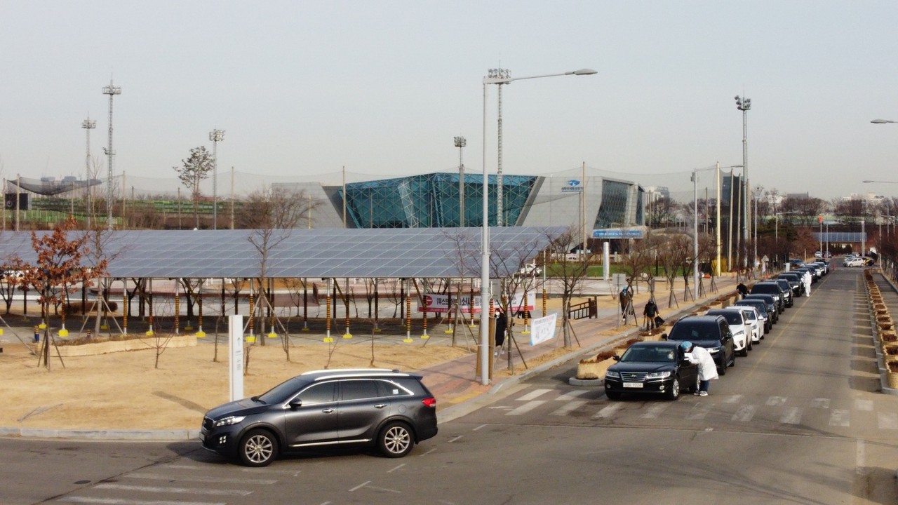 인천 연수구 선학경기장 드라이브스루 임시선별검사소에 검사를 받기 위한 차량 행렬이 길게 이어져 있다. 8일 오전 10시 인천시가 발표한 코로나19 현황에 따르면 모든 10개 구·군에서 2982명의 확진자가 발생했다. (사진=남용우 선임기자)