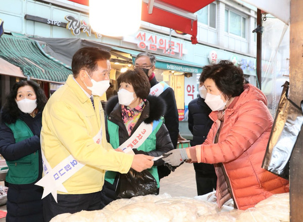 안양시가 8일 발표한 관내 소상공인과 전통시장 실태조사 결과에 의하면, 지역의 소상공인 대부분은 시의 지원사업 중 시장바우처사업을 5점 만점에 4.33점으로 가장 높게 평가했다. 사진은 최대호 시장 전통시장 방문 모습. (사진제공=안양시청)