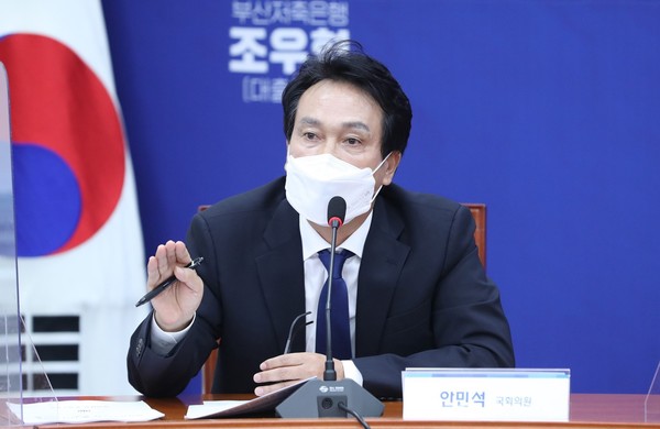 더불어민주당 선대위 안민석 총괄특보단장은 이재명 대선후보와 국민의당 안철수 후보와의 단일화에 대해 양당 캠프 내에서 지난 한 달간 진행돼온 일이라고 말해 배경에 관심이 쏠리고 있다. (사진=중앙신문DB)