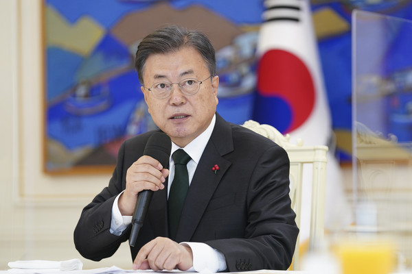 문재인 대통령은 국민의힘 윤석열 대선후보가 현 정권의 ‘적폐 수사’를 언급한 것과 관련, 지켜야 할 선이 있는데, 상당히 모순적이라며 강한 불쾌감을 드러냈다. (사진=중앙신문DB)