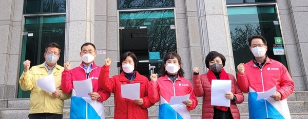 파주시의회 국민의힘 소속 의원 6명은 문재인 대통령과 더불어민주당이 자당 소속 윤석열 대선후보의 ‘적폐청산’ 발언을 문제삼은 것과 관련, ‘저열한 정치공세’라고 일갈했다. (사진제공=파주시의회)