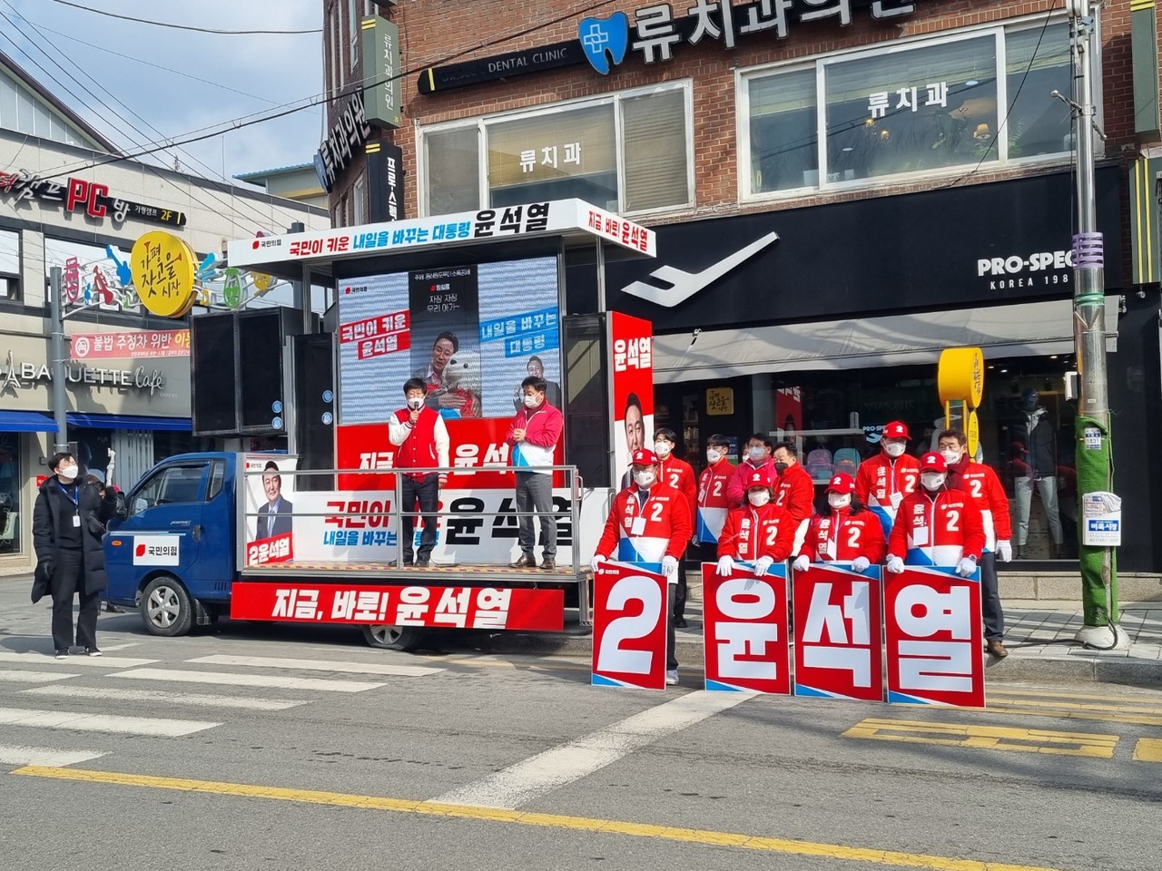 16일 오후 1시 10분께 가평군 농협은행 가평부지부 앞에서 신현배 전 가평군의원이 윤석열 후보를 대통령으로 당선시켜 달라고 호소하고 있다. (사진=김성운 기자)