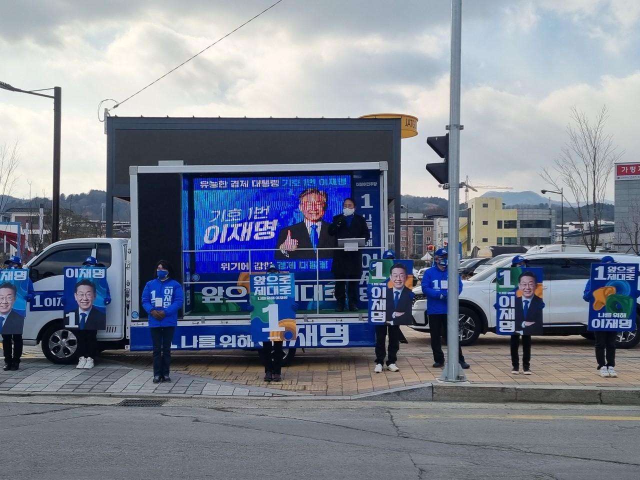 15일 오후 3시20분께 가평5일장 앞에서 열린 더불어민주당 대선 유세장에서 이철휘 포천가평지역위장은 "이번 대통령 선거에서 능력있고 책임강한 이재명 후보가 꼭 당선돼야 한다"며 민주당 후보 지지를 호소했다. (사진=김성운 기자)